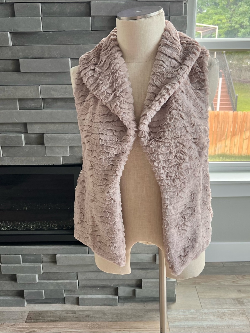 Me Jane Women's Faux Fur Fold Over Neck Vest